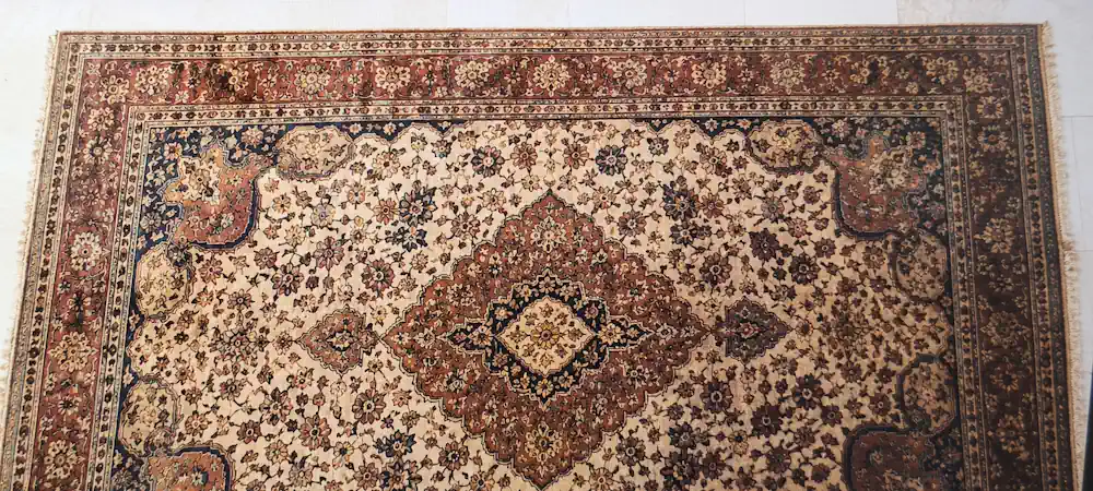 نمای کامل فرش دستباف کارکرده برای بررسی اولیه