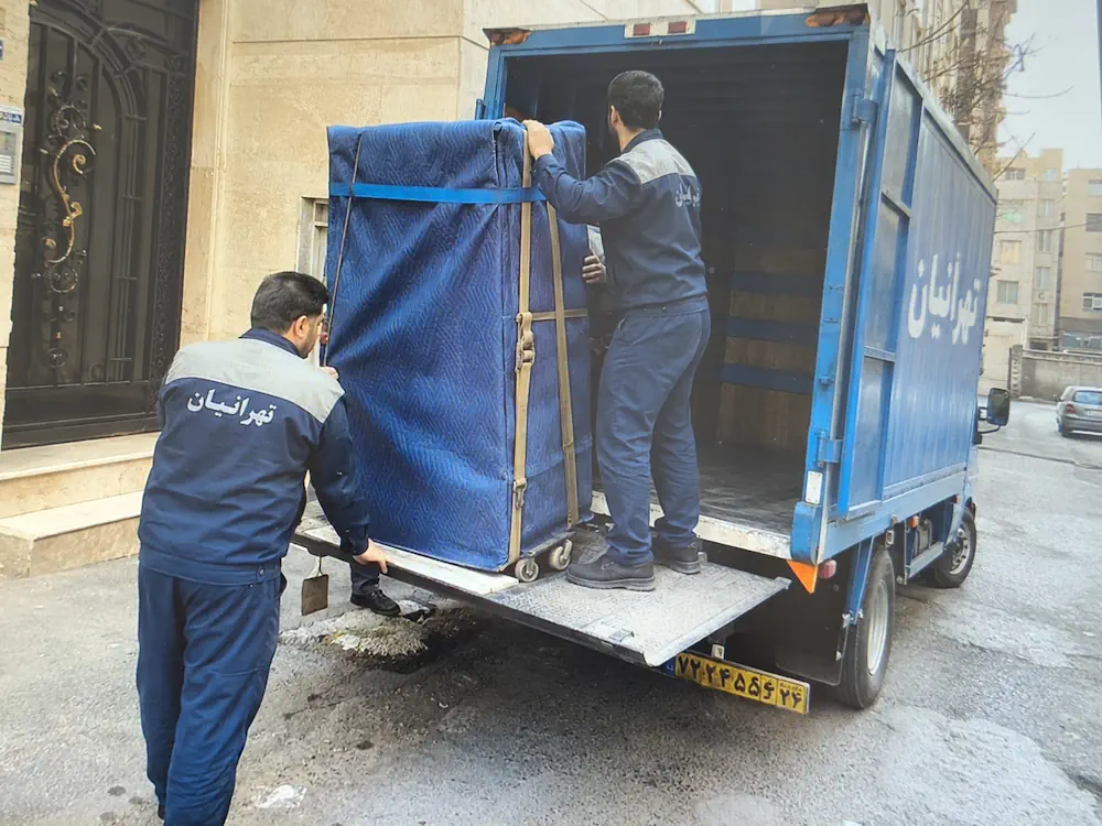 بارگیری وسایل خریداری‌شده توسط نیروی سمساری تهرانیان